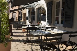 Terrasse du restaurant Le Coq à Juliénas