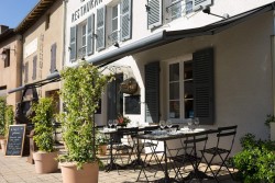 Terrasse du restaurant Le Coq à Juliénas