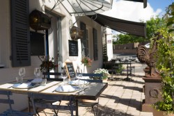 Terrasse du restaurant Le Coq à Juliénas