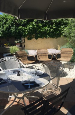 Terrasse du restaurant Le Coq à Juliénas